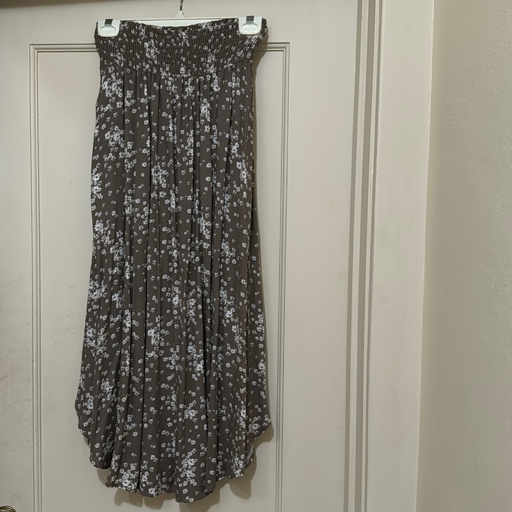 Brindle Floral Midi Skirt, size medium. Elastic waist, scalloped hem. NWT.